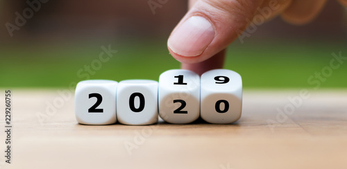 Fotografia Dice symbolize the change to the new year 2020