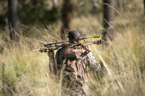 Photographie hunter with compound bow
