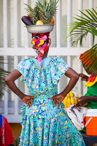 Fotografía Traditional fruits street vendor in Cartagena de Indias called Palenquera