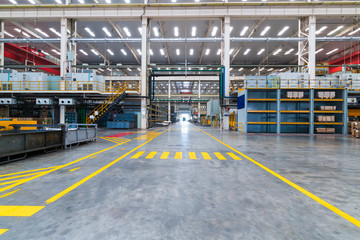 empty workshop with a lift in a car repair station