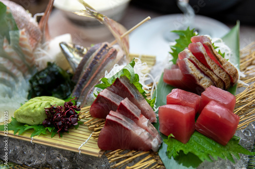 お造り 刺身 鮪 はまち 鯛 アジ カツオ 鯵 新鮮 姿 食事 日本料理 大葉 Sashimi