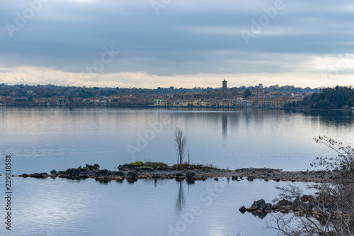 Fotografie, Obraz Veduta di Marta da Capodimonte, sul lago di Bolsena