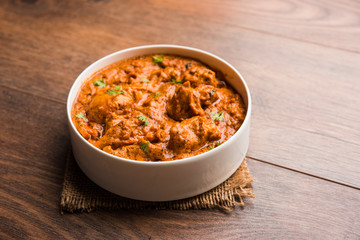 Wall Mural - Murgh Makhani / Butter chicken tikka masala served with roti / Paratha and plain rice along with onion salad. selective focus