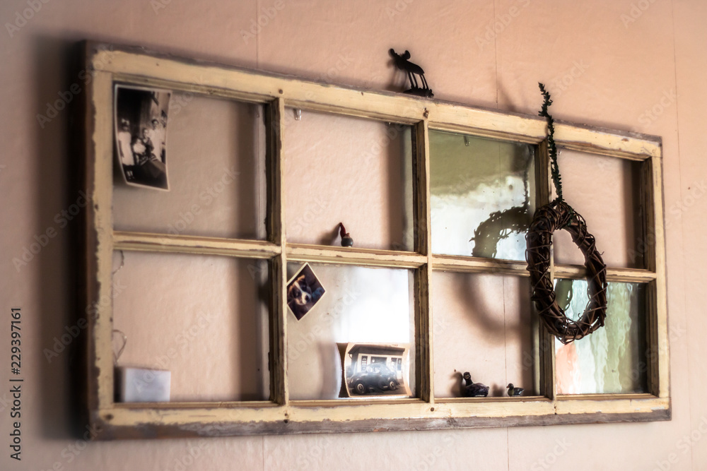 Photo Stock altes Fenster hängt an der Wand als Dekoration