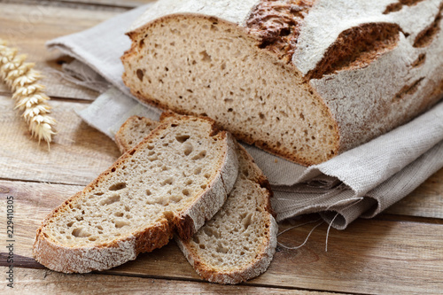 Fotomural Krustenbrot auf einem Holztisch