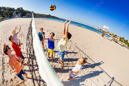 Plakaty piłka plażowa  szczesliwe-dzieci-grajace-w-siatkowke-na-plazy