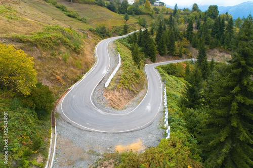 Fotografía Scenic winding mountain highway in Georgia.