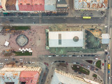 Fototapeta Miasto - overtop view of square before old european building.
