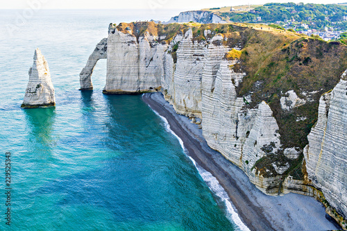 Fotografía Beautiful natural rock arch. Alabaster Coast at Etretat.