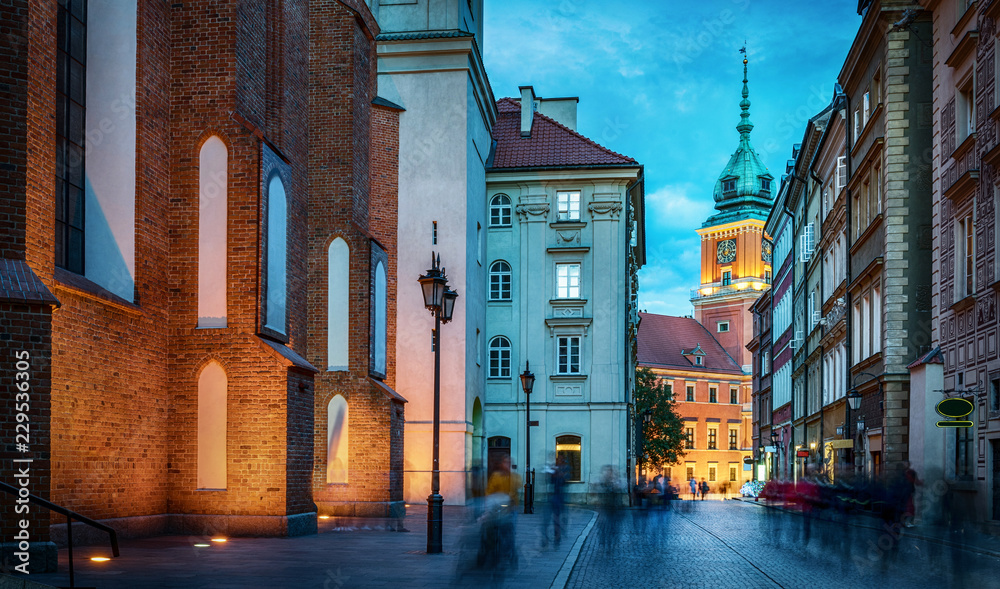Royal Castle, ancient townhouses in old town in Warsaw, Poland. Night view, long exposure. - obrazy, fototapety, plakaty 