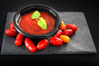 Krem pomidorowy, danie obiadowe w plastikowej misce