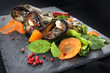 Grillowane roladki.Roladki z grillowanego bakłażana z suszonymi pomidorami i serem podane na sałacie i marchewce.