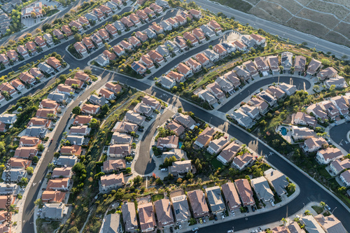 Fotografía Aerial view of modern cul de sac housing streets in the Porter Ranch area of Los Angeles, California
