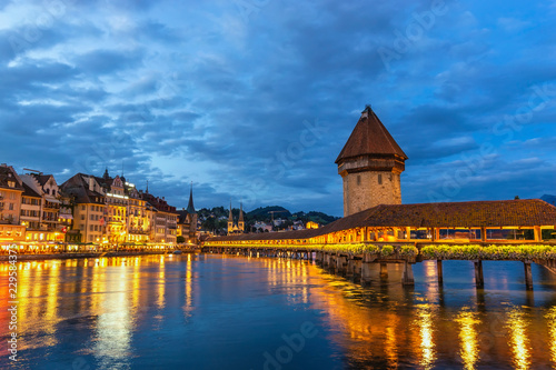 Photographie Lucerne (Luzern) Switzerland, Sunset city skyline at Chapel Bridge