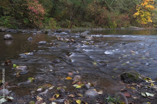 Fényképezés Long exposure photographs of rolling river with fall foliage