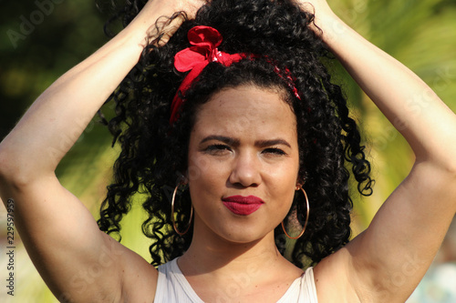 Fotografía Lifestyle: Sexy beautiful woman with black curly hair, big earings and red lipst