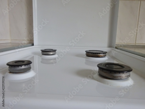 White Color Opened Gas Stove For Cooking On Syn Gas Natural Gas