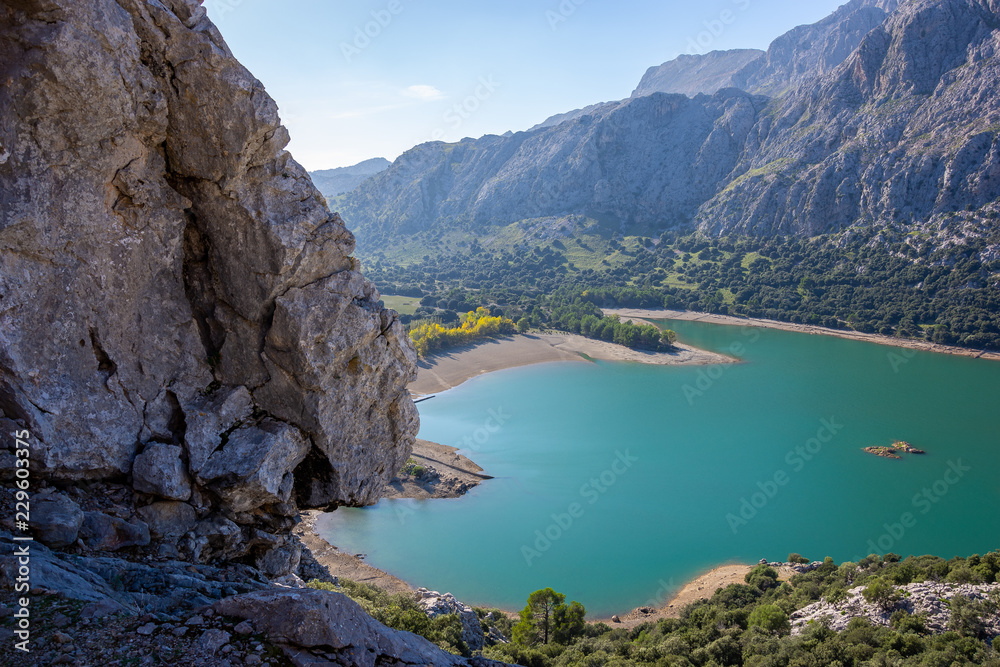 Türkisfarbener Bergstausee in der Serra de Tramuntana