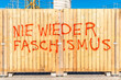 Graffiti gegen Faschismus auf einem Bauzaun aus Brettern