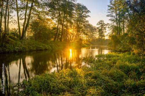Rzeka Rawka, Jesienny świt nad rzeką
