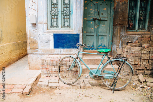 Fototapeta na szkło Old house and bicycle in Madurai, India