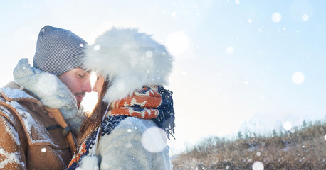 Wall Mural - Verliebtes Paar im Winter im Schnee