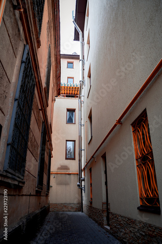 Fotografia  Narrow street among old houses