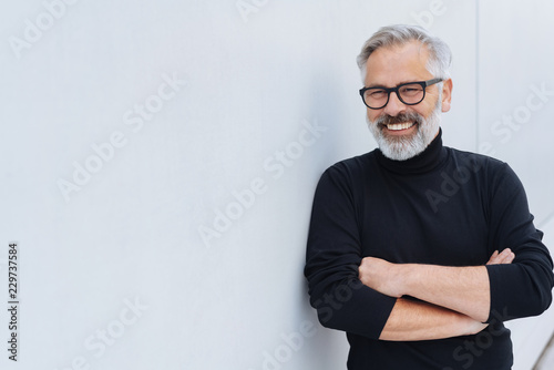 Fotografía Relaxed self-assured senior man with beard