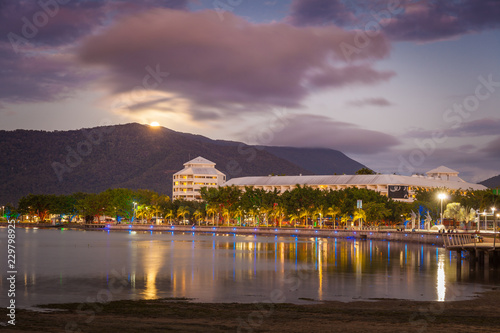 Fotomural The Cairns Esplanade with rising moon, Cairns, Queensland, Australia
