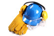 Niebieski kask ochronny z ochronnikami słuchu goglami ochronnymi i rękawicami roboczymi