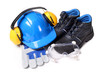Zestaw dla pracownika zawierający niebieski hełm ochronny buty ochronne rękawice robocze i gogle przeciwodpryskowe