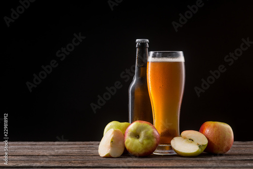 Fotografía Bottle and glass of cider