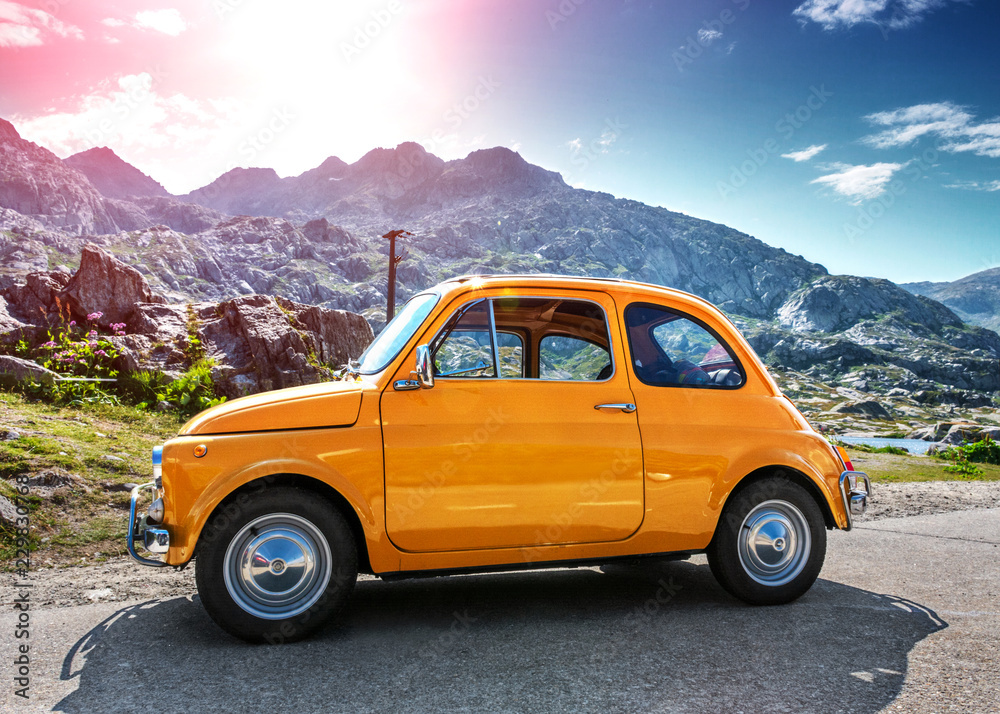 Fiat 500 Oldtimer Reise Alpen St. Gotthard - obrazy, fototapety, plakaty 
