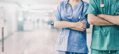 Fotografía Doctor and surgeon with arms crossed in hospital.