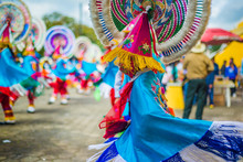 Danzantes Mexico Mexicanos De Atempan Puebla Colores Capas Quetzales Flecos Penachos
