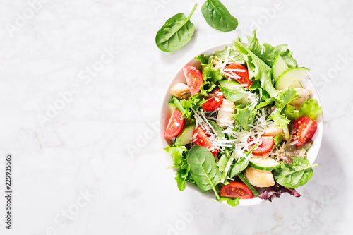 Cuadros en Lienzo Tasty fresh salad with chicken and vegetables