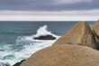 Les rochers, l'horizon et la vague