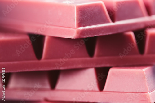 Photographie Finger Ruby Chocolate Bar made from ruby cocoa bean