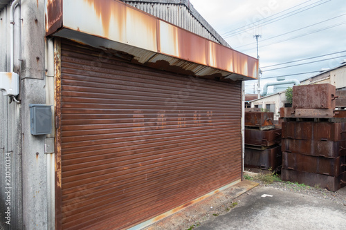 古い倉庫 錆びたシャッター 古い建造物のイメージ Stock 写真 Adobe Stock 古い倉庫 錆びたシャッター 古い建造物のイメージ Stock 写真 Adobe Stock
