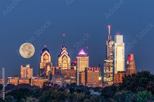 Fotografía Full Moon setting behind Philadelphia