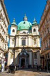 die Fassade der Peterskirche in der Altstadt von Wien bei Sonnenschein