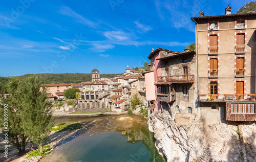 Les Maisons Suspendues De Pont En Royans | Ventana Blog