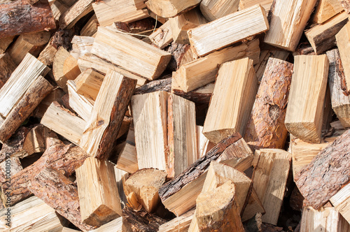 Cuadros en Lienzo A pile of firewood from birch on the lawn Texture to Chop wood