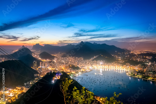 widok-z-lotu-ptaka-na-rio-de-janeiro-w-nocy-z-gora-urca-i-corcovado-i-zatoka-guanabara-rio-de-janeiro-brazylia