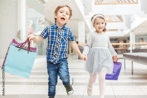 Fotografía Group portrait of two cute adorable preschool children going shopping