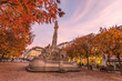 Sankt Georgsbrunnen in Trier an einem Herbstabend 
