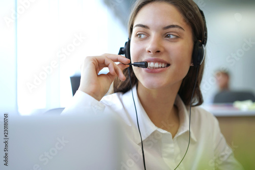 Fotografía Customer support operator working in a call center office.