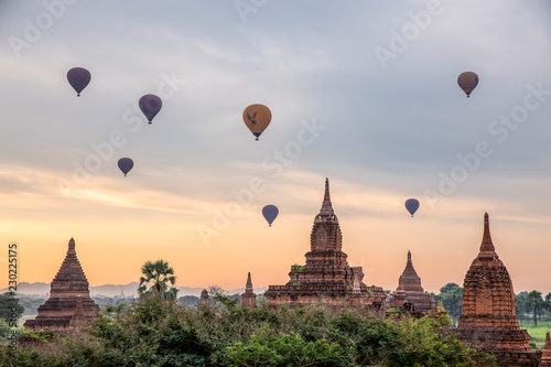 Fotomural Pagoda and Balloon in Bagan, Myanmar