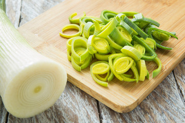 Wall Mural - slices of leek on the chopping board - Allium ampeloprasum var