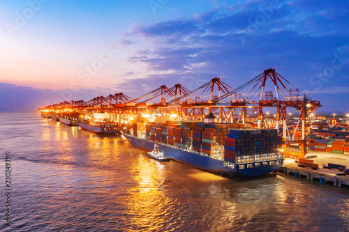 Fotografía Container ship in export and import business and logistics